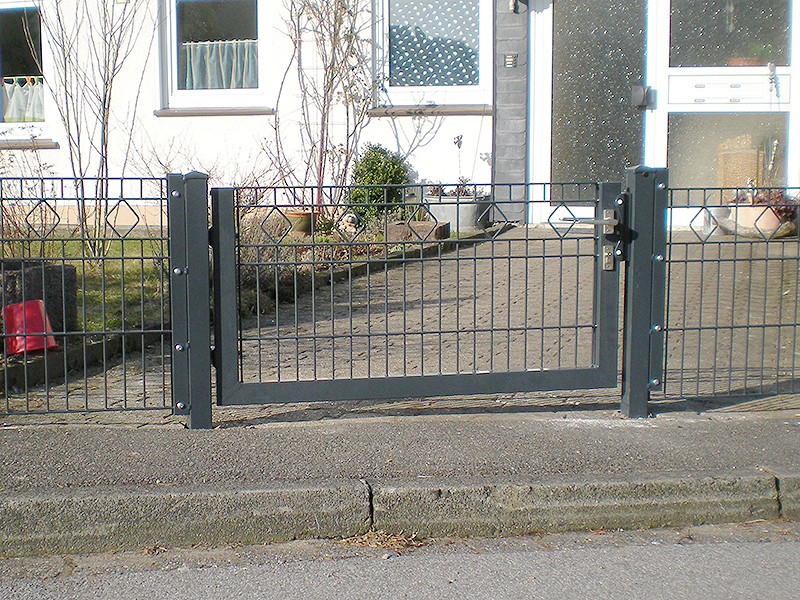 Zaunsysteme Luno – Zauntor – Vor dem Haus